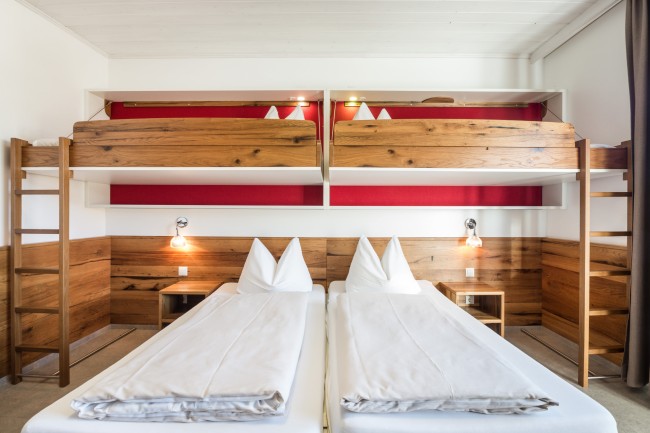 Doppelbett mit Stockbetten, die über die Leitern erreichbar sind